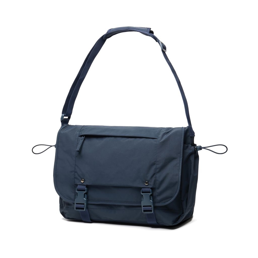 XDP732.14-25KENTO URBAN 15_6_ Messenger aus RCS recyceltem Nylon_ navy blau
