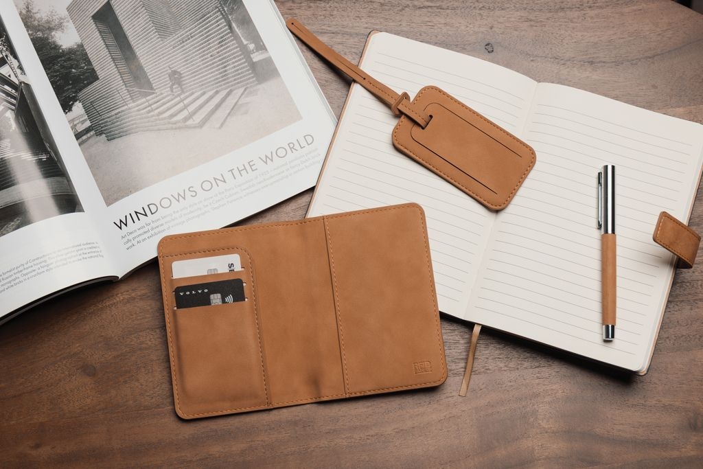 XDV82005-09VINGA Bosler RCS RFID Passport-Cover_ braun