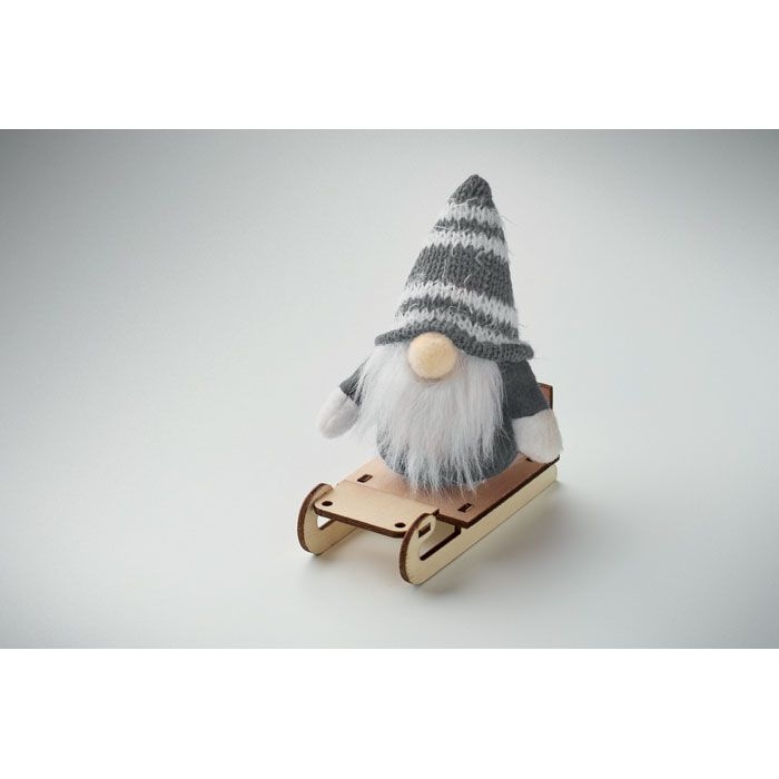 CX1588-07Frosty Sleigh Wichtel auf Holzschlitten_ grau