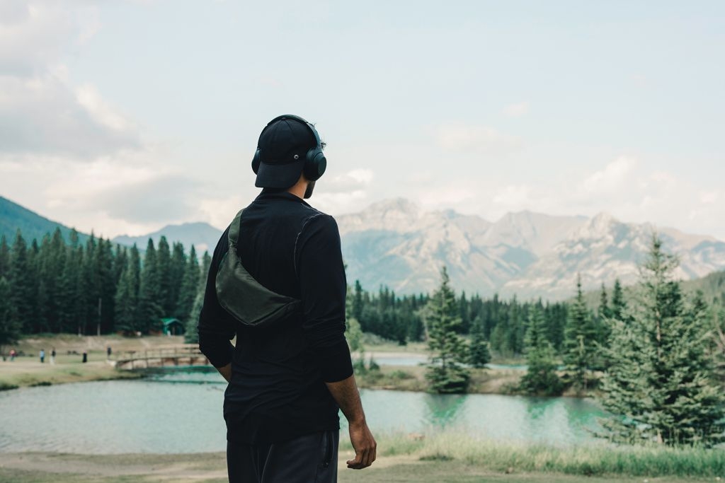 XDP763.20-27Crescent AWARE™ RPET Half-Moon Sling Tasche_ khaki