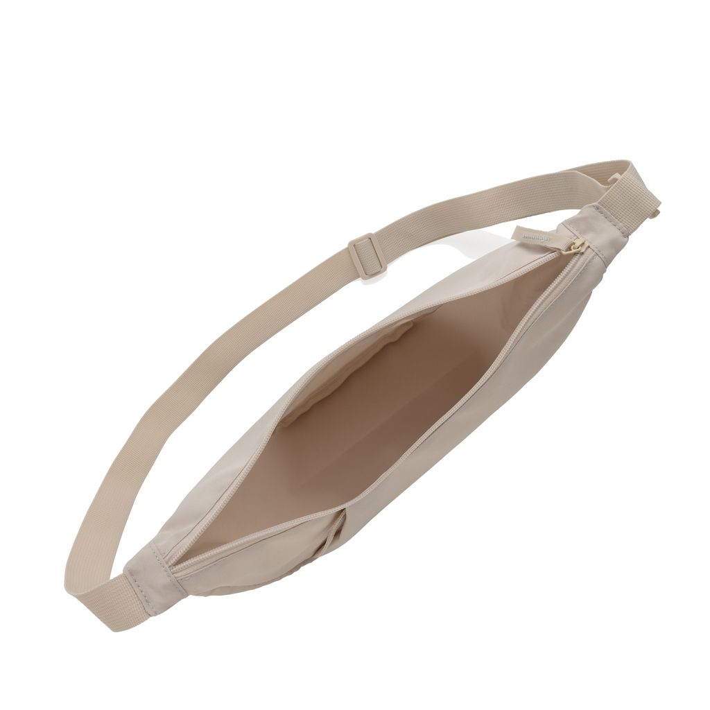 XDP763.51-19Crescent XL AWARE™ RPET Half-Moon Sling Tasche_ beige
