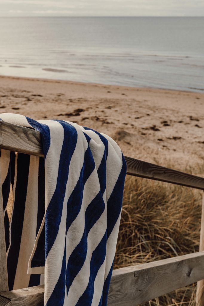 XDV45023-25VINGA Lagoa GRS Strandtuch_ navy blau