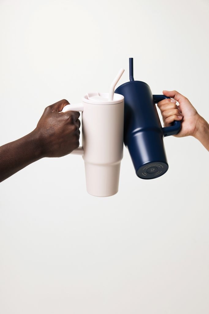 XDP437.30-25Embrace Deluxe Becher aus RCS recyceltem Edelstahl 900ml_ navy blau