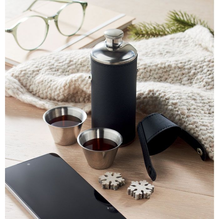 MO2628-03Cocoon Flasche mit Schnapsbechern_ schwarz