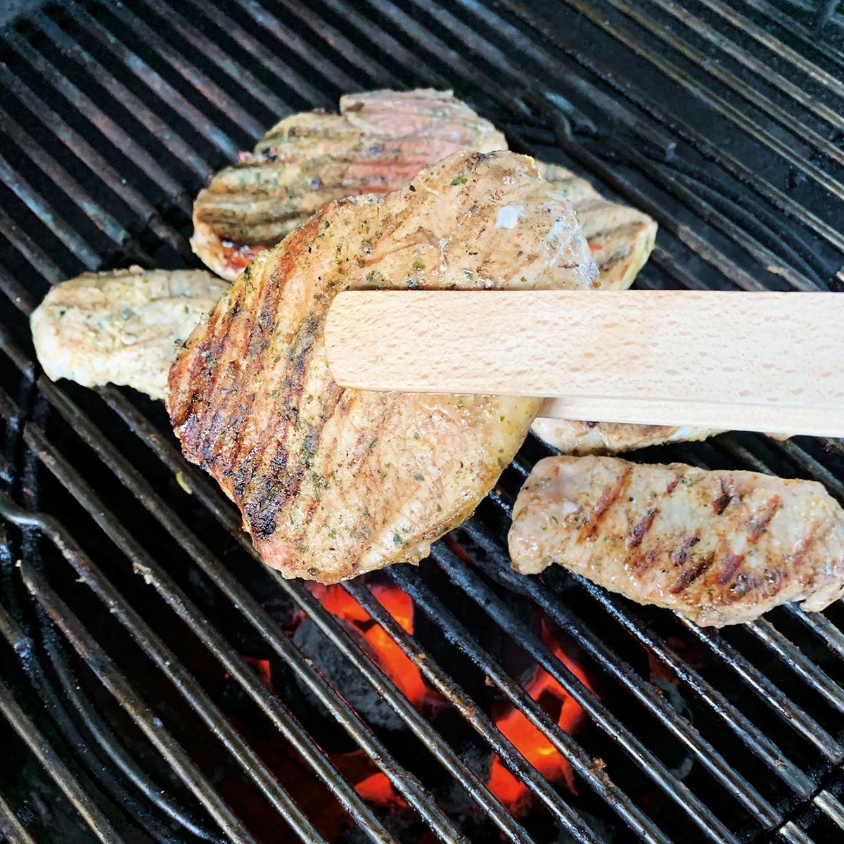 HE8147-S6Grillzange Holz mit Flaschenoeffner_ beige