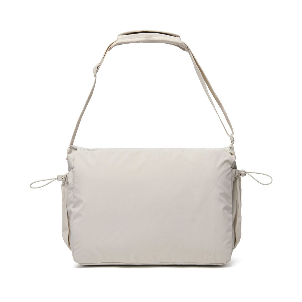 XDP732.14-19KENTO URBAN 15_6_ Messenger aus RCS recyceltem Nylon_ beige