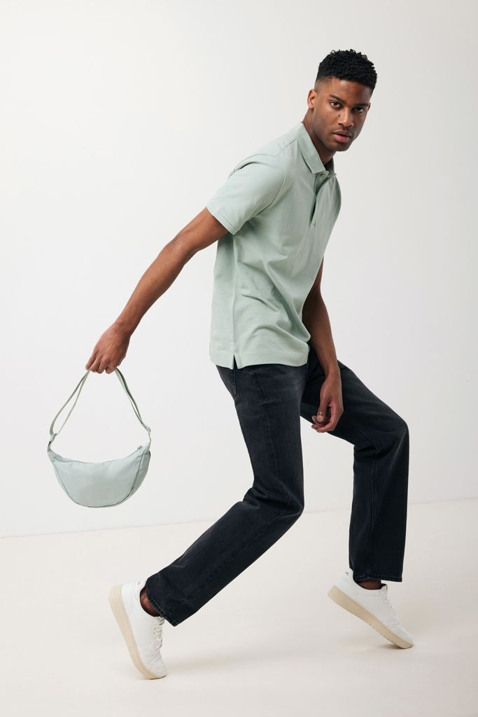 XDP763.20-17Crescent AWARE™ RPET Half-Moon Sling Tasche_ Iceberg green