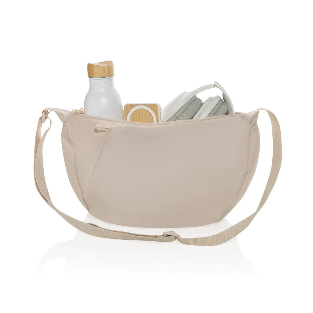 XDP763.51-19Crescent XL AWARE™ RPET Half-Moon Sling Tasche_ beige