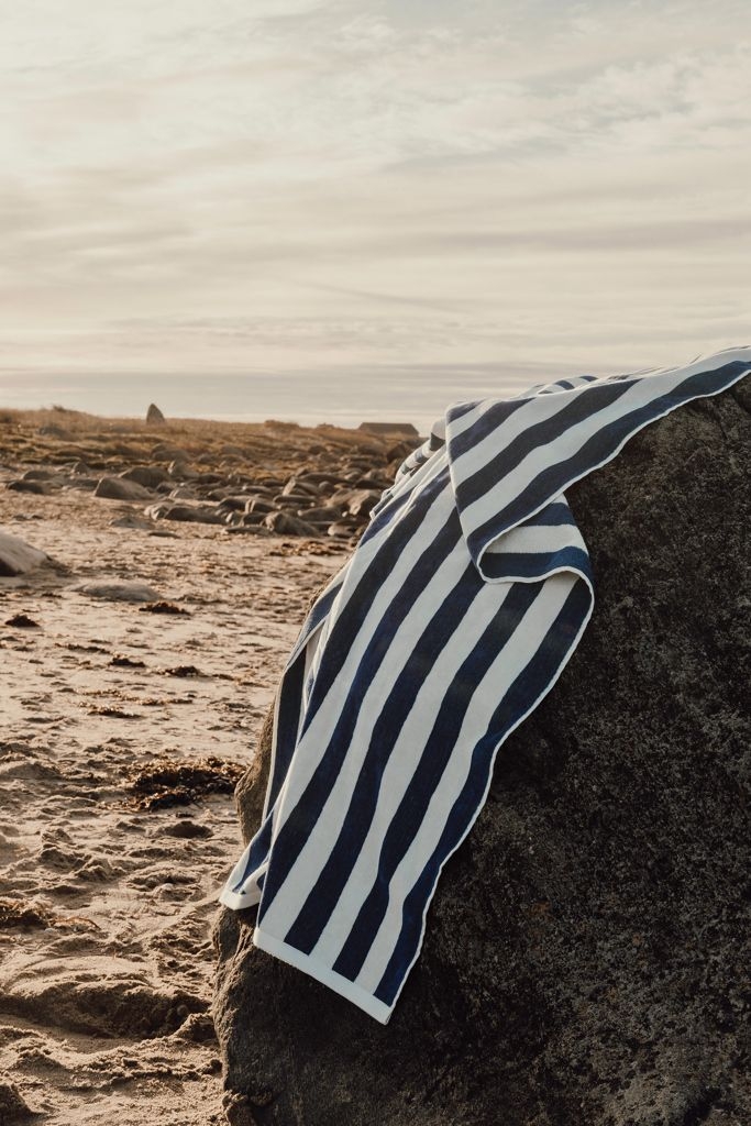 XDV45023-25VINGA Lagoa GRS Strandtuch_ navy blau