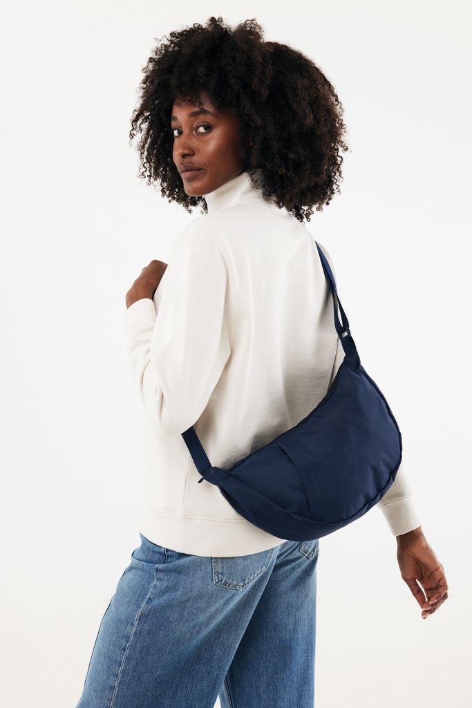 XDP763.51-25Crescent XL AWARE™ RPET Half-Moon Sling Tasche_ navy blau