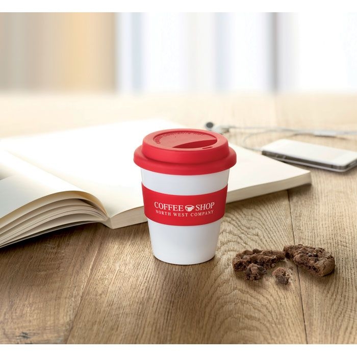 MO8078-05Astoria PP Becher mit Silikon-Deckel_ rot