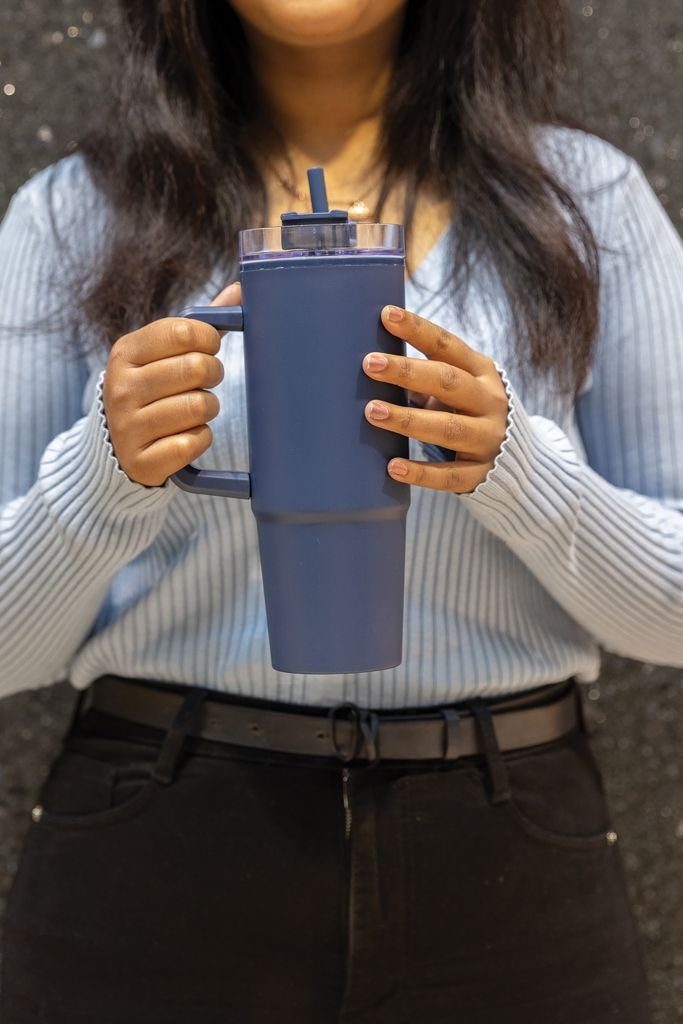 XDP437.10-0Tana Becher aus RCS recyceltem Kunststoff mit Griff 750ml_ navy blau