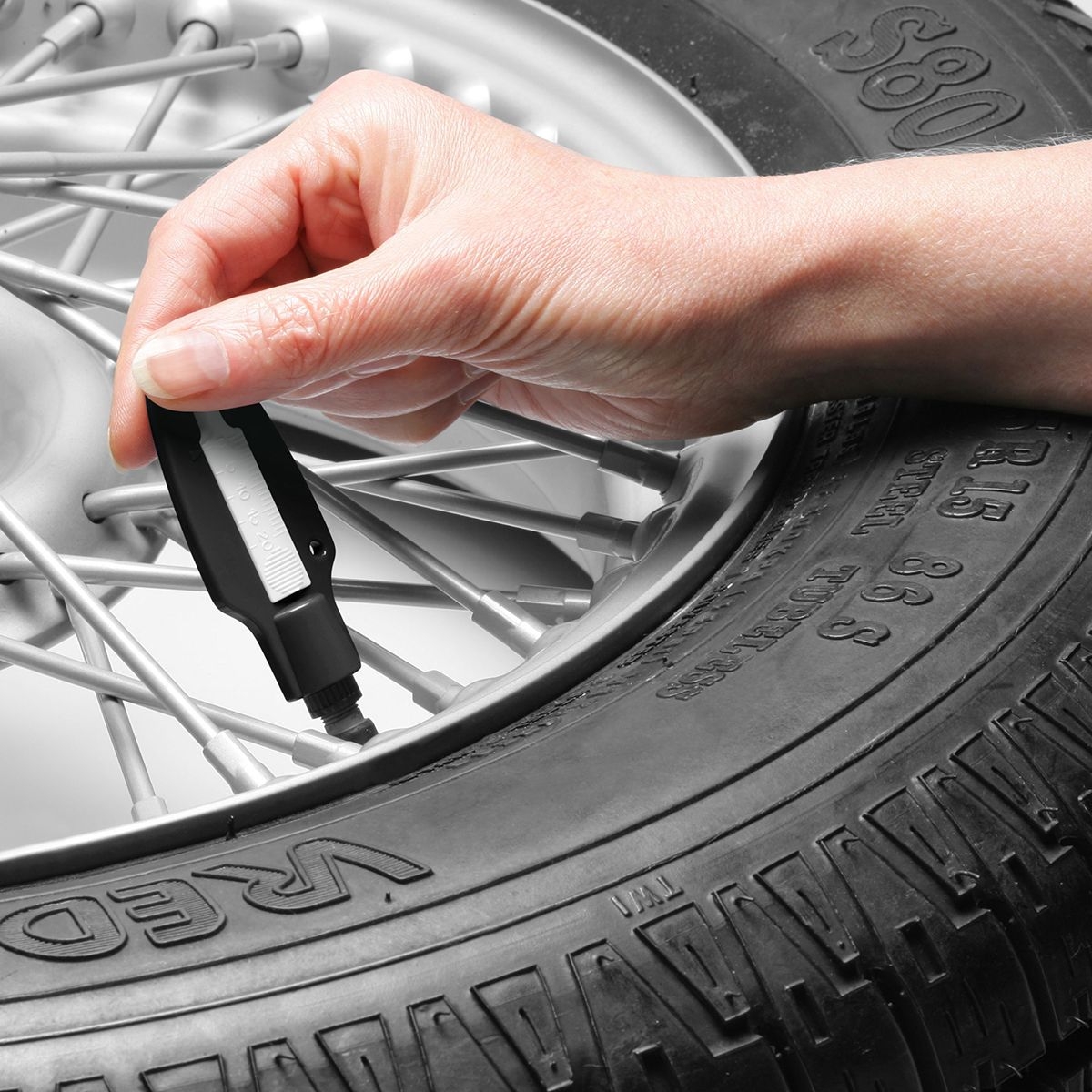 HE8275-6-0Reifenprofiltiefenmesser mit Ventilkappendreher_ schwarz_ weiss