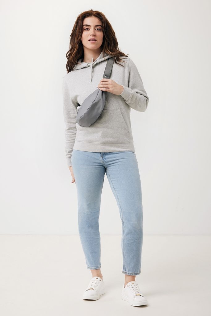 XDP763.20-12Crescent AWARE™ RPET Half-Moon Sling Tasche_ Silbergrau